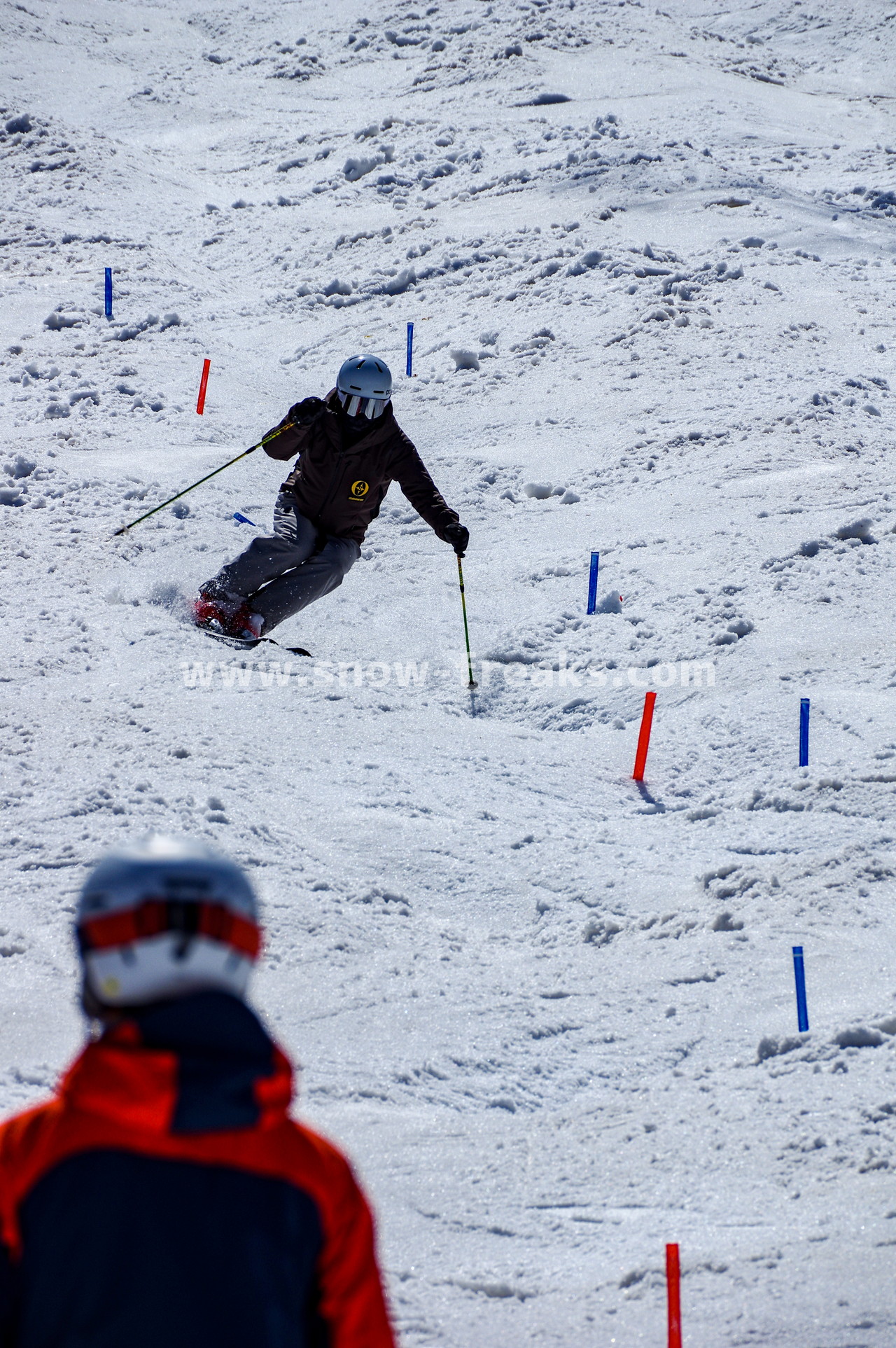 札幌国際スキー場 Mt.石井スポーツ ISHII SKI ACADEMY 校長・斉藤人之さんによる『斉藤塾』開講。本日のテーマは、「春雪！コブからスキーのたわみを楽しむ！！」(^^)v